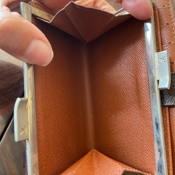 Louis Vuitton French Kiss Wallet, Plenty Storage - Picture 4 of 12